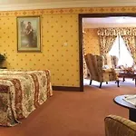 Hotel Treacys Oakwood Hotel,