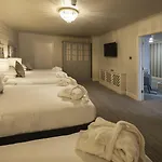 Treacys Oakwood Hotel, 4*