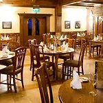 Treacys Oakwood Hotel, Hotel