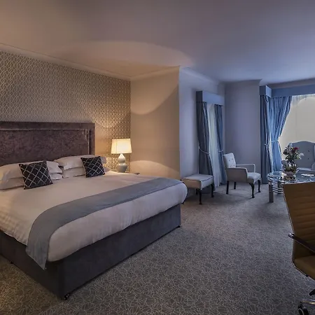 Отель Treacys Oakwood Hotel,