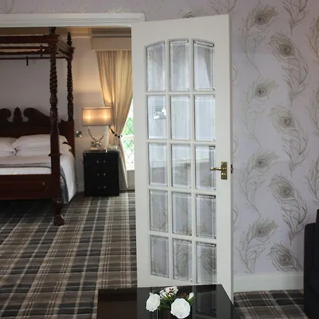 Отель Treacys Oakwood Hotel,