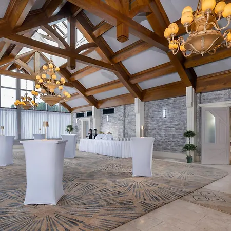 Отель Treacys Oakwood Hotel, Шеннон