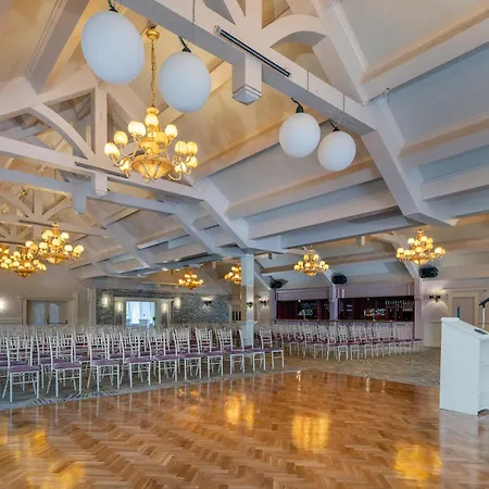 Treacys Oakwood Hotel, 4* Shannon