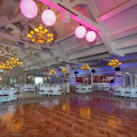 Treacys Oakwood Hotel, Отель