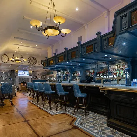Treacys Oakwood Hotel, 호텔 4*