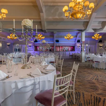 Отель Treacys Oakwood Hotel, 4*
