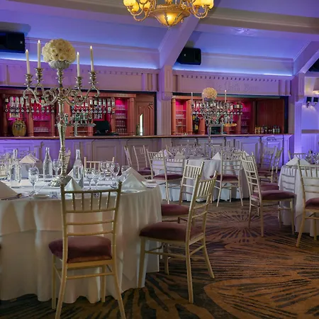 Treacys Oakwood Hotel, 4*