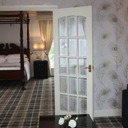 Treacys Oakwood Hotel, فندق 4*