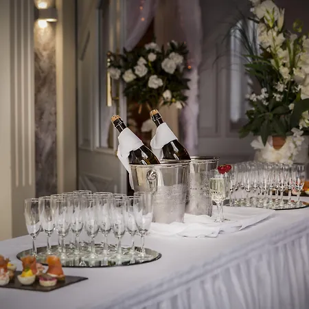 Hotel Treacys Oakwood Hotel, 4*