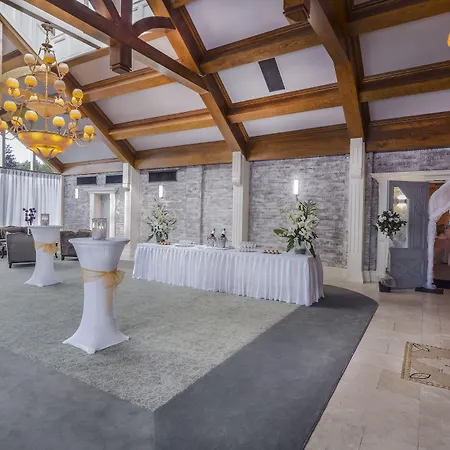 Treacys Oakwood Hotel, 4*