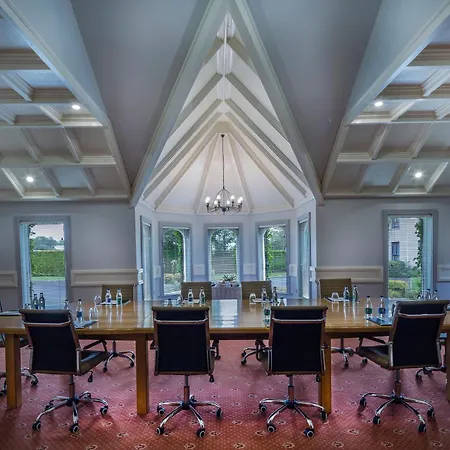 Treacys Oakwood Hotel, 酒店 4*