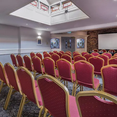 Treacys Oakwood Hotel, فندق