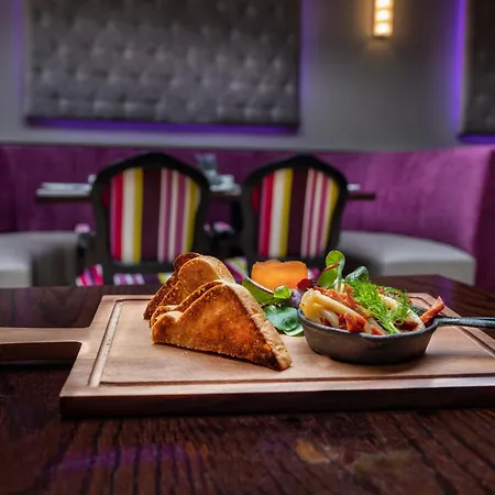 Treacys Oakwood Hotel, 호텔 4*