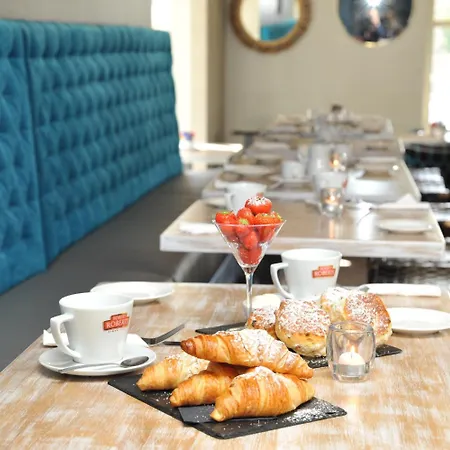 Treacys Oakwood Hotel, 4*