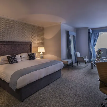 Treacys Oakwood Hotel, فندق