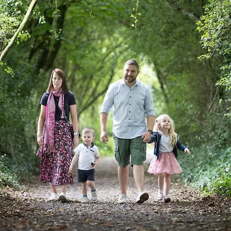 Treacys Oakwood Hotel,