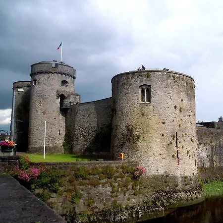 Treacys Oakwood Hotel, Shannon