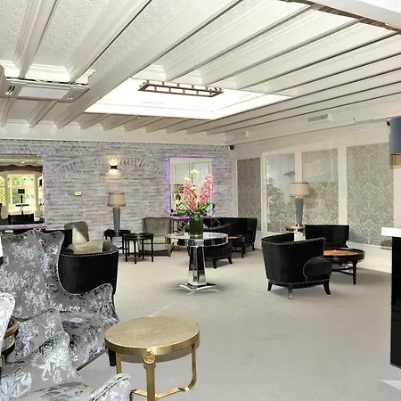 Отель Treacys Oakwood Hotel,