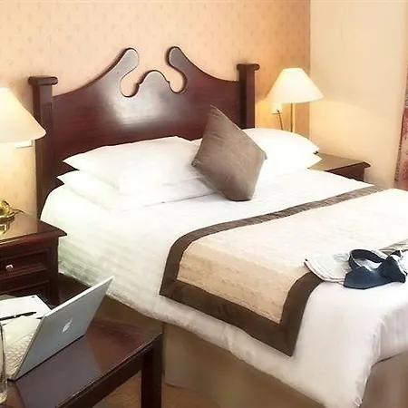 Treacys Oakwood Hotel, 4*