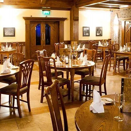 Treacys Oakwood Hotel, Отель