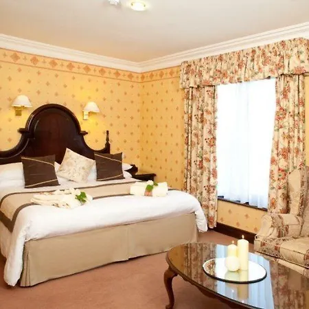 Отель Treacys Oakwood Hotel,