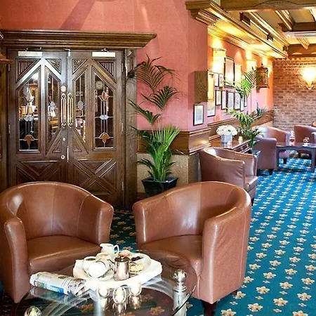 Treacys Oakwood Hotel, 4* 香侬