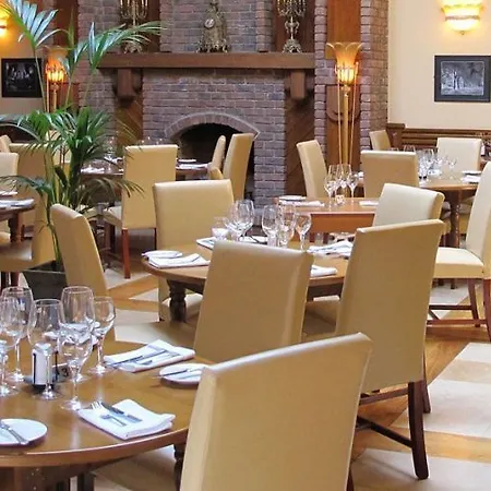 Treacys Oakwood Hotel, 酒店 4*