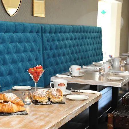 Отель Treacys Oakwood Hotel, Шеннон