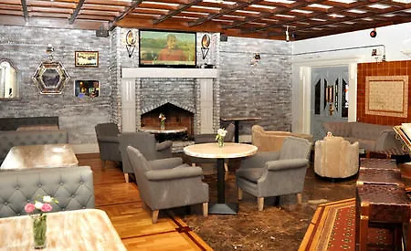 Отель Treacys Oakwood Hotel, 4*