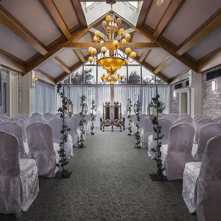 Отель Treacys Oakwood Hotel, Шеннон