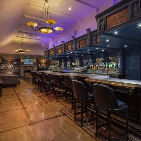 Отель Treacys Oakwood Hotel,