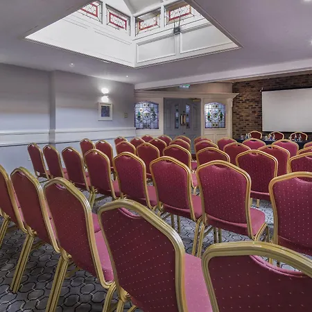 Отель Treacys Oakwood Hotel, 4*