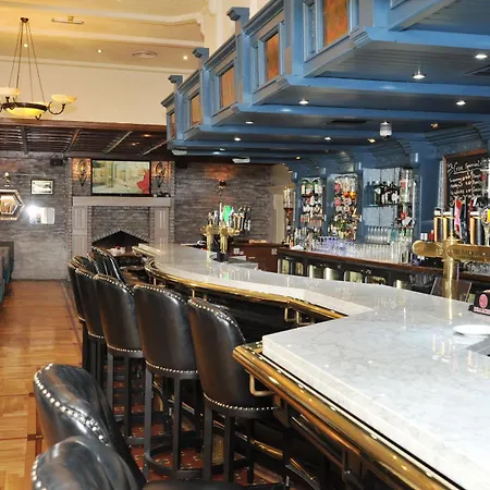 Отель Treacys Oakwood Hotel, 4*