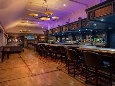 Отель Treacys Oakwood Hotel, 4*