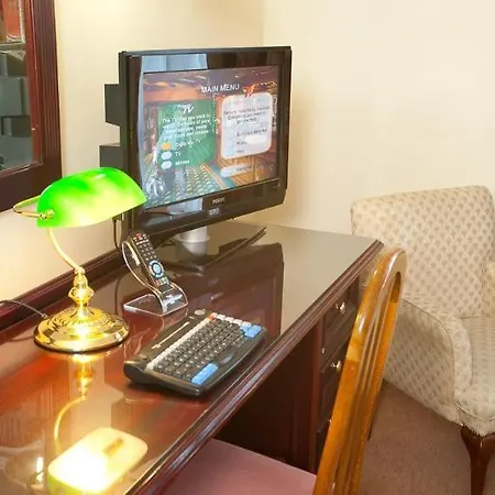 Отель Treacys Oakwood Hotel, 4*
