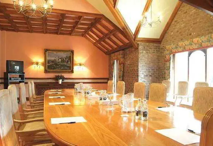 Hotel Treacys Oakwood Hotel, 4*