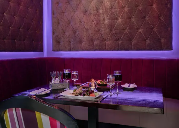 Treacys Oakwood Hotel, 4*