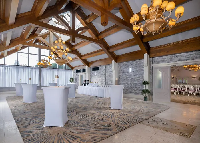 Szálloda Treacys Oakwood Hotel, Shannon