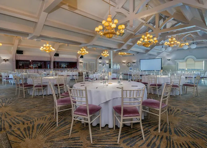 호텔 Treacys Oakwood Hotel,