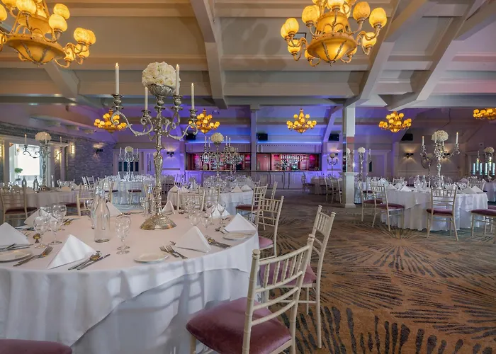 호텔 Treacys Oakwood Hotel, 4*