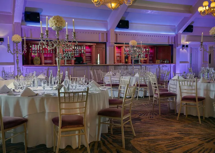 Treacys Oakwood Hotel, 4*