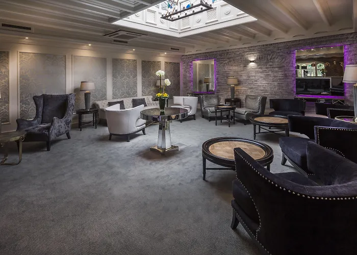 Treacys Oakwood Hotel, 호텔 4*