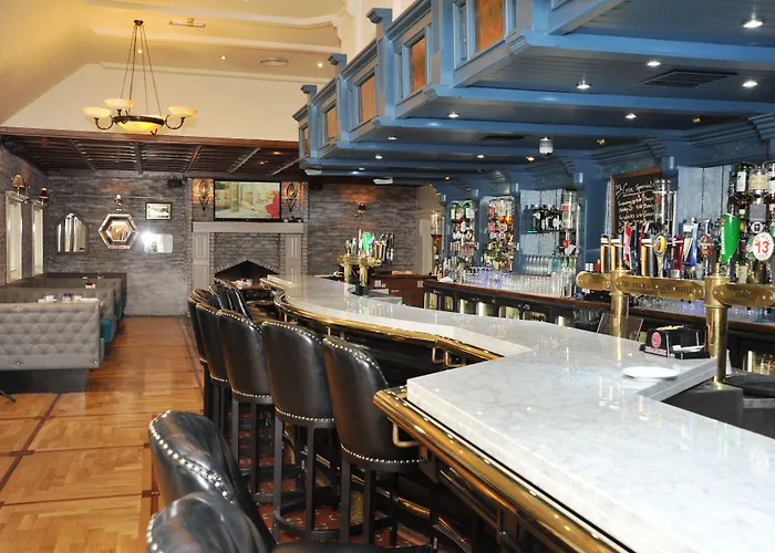 Treacys Oakwood Hotel, 호텔 4*