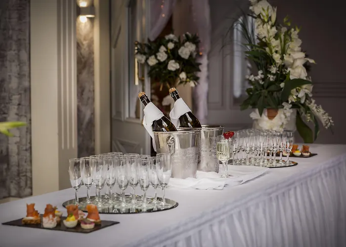 Szálloda Treacys Oakwood Hotel, 4*