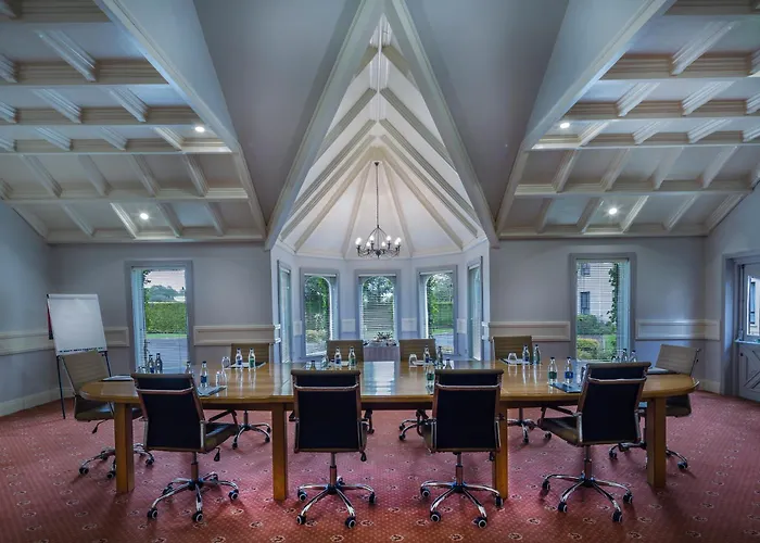 Treacys Oakwood Hotel, Szálloda 4*