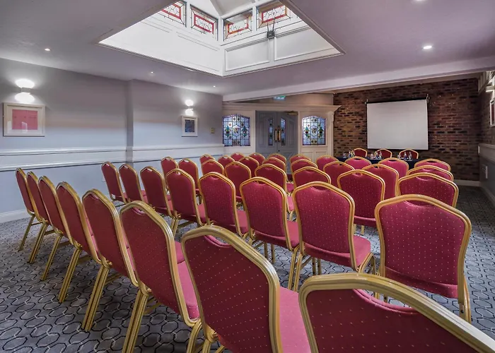 Treacys Oakwood Hotel, Hotel