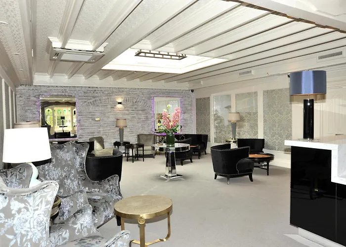 Treacys Oakwood Hotel, 호텔 4*