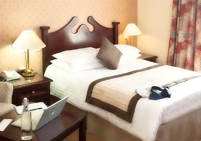 Treacys Oakwood Hotel, 4*