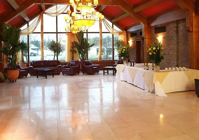 Treacys Oakwood Hotel, 4*