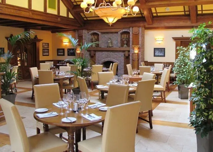 Treacys Oakwood Hotel,